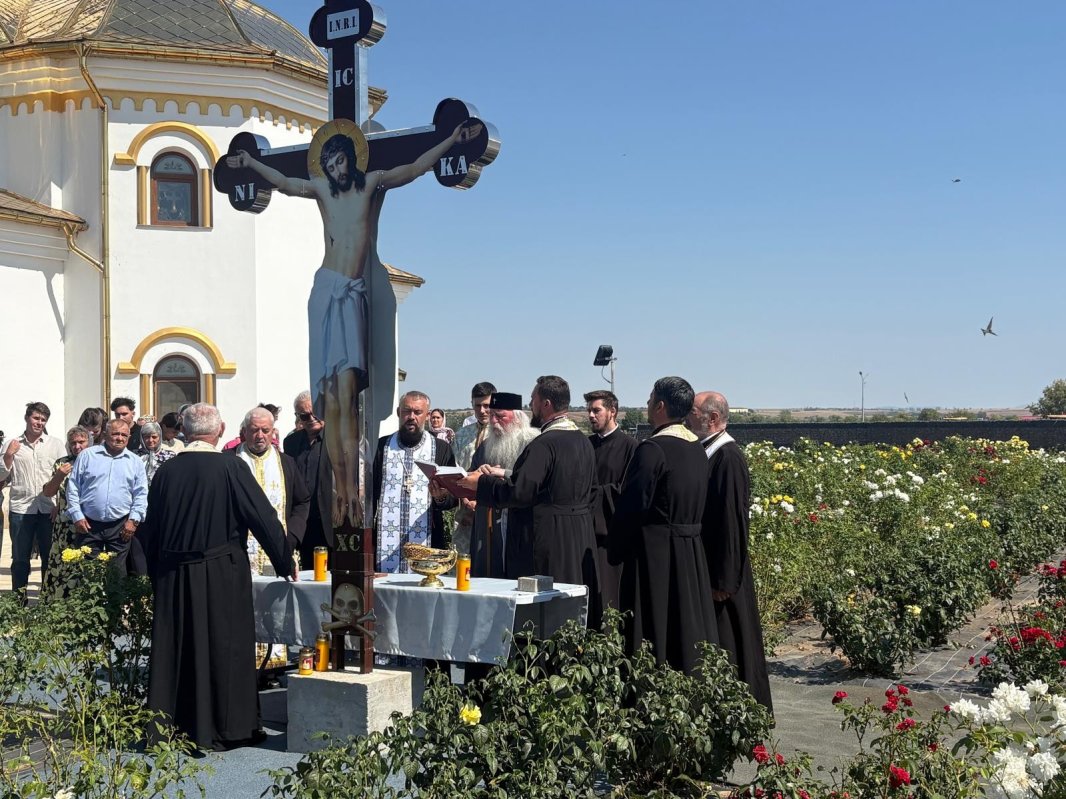 Vizită pastorală şi sfinţire de troiţă la Mănăstirea Fibiș din Banat 371439