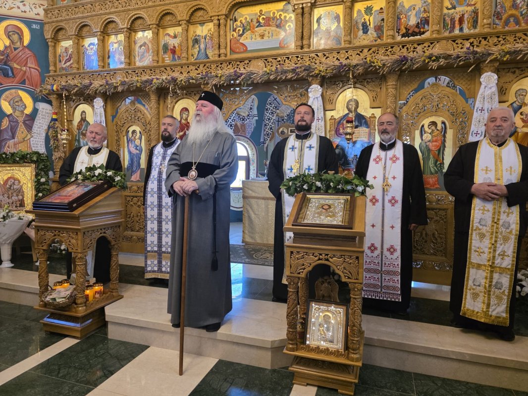 Vizită pastorală şi sfinţire de troiţă la Mănăstirea Fibiș din Banat 371440