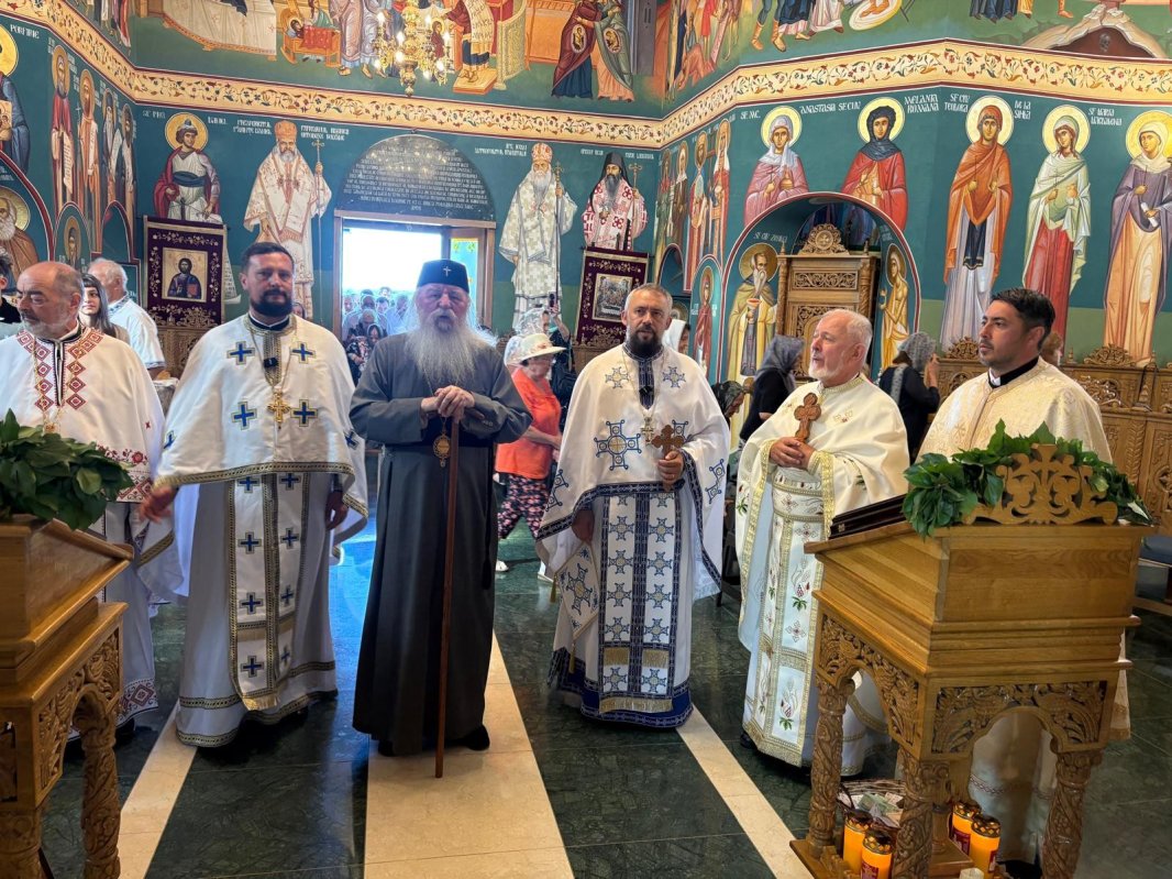 Vizită pastorală şi sfinţire de troiţă la Mănăstirea Fibiș din Banat 371441