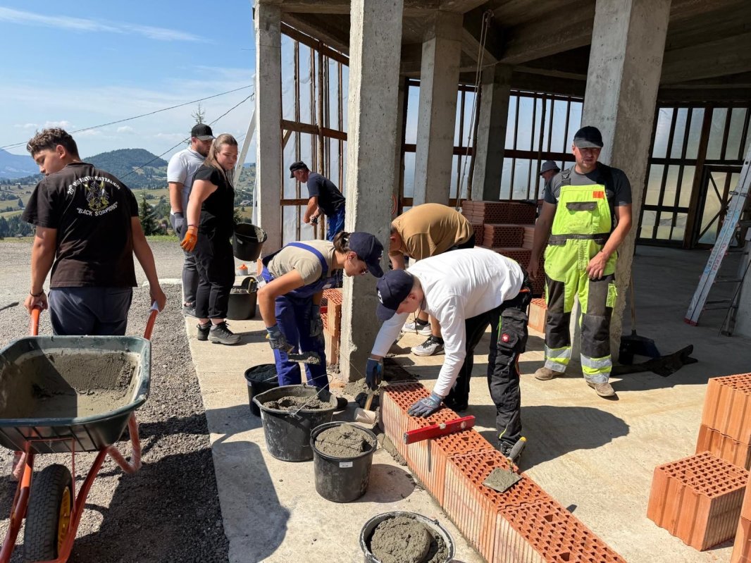 Voluntari români și germani într‑o tabără de lucru la Mănăstirea Piatra Fântânele 371500