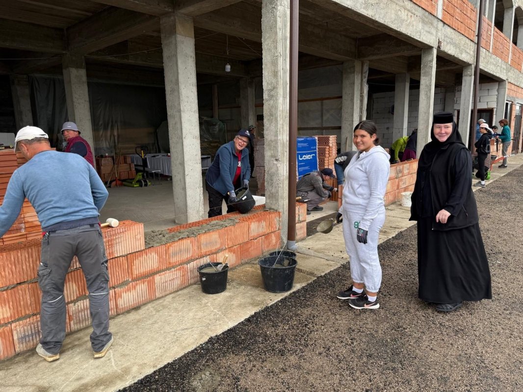 Voluntari români și germani într‑o tabără de lucru la Mănăstirea Piatra Fântânele 371501
