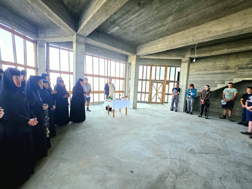 Voluntari români și germani într‑o tabără de lucru la Mănăstirea Piatra Fântânele 371502