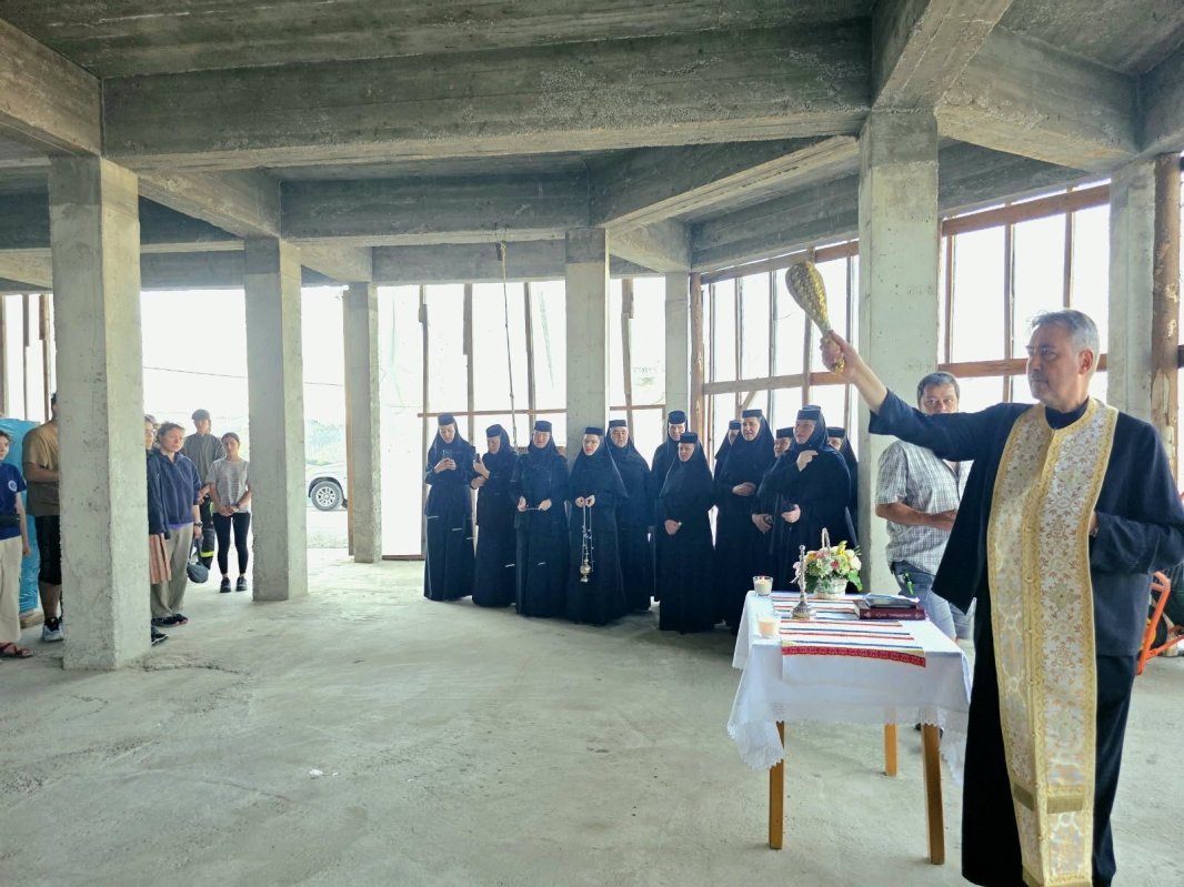 Voluntari români și germani într‑o tabără de lucru la Mănăstirea Piatra Fântânele 371503