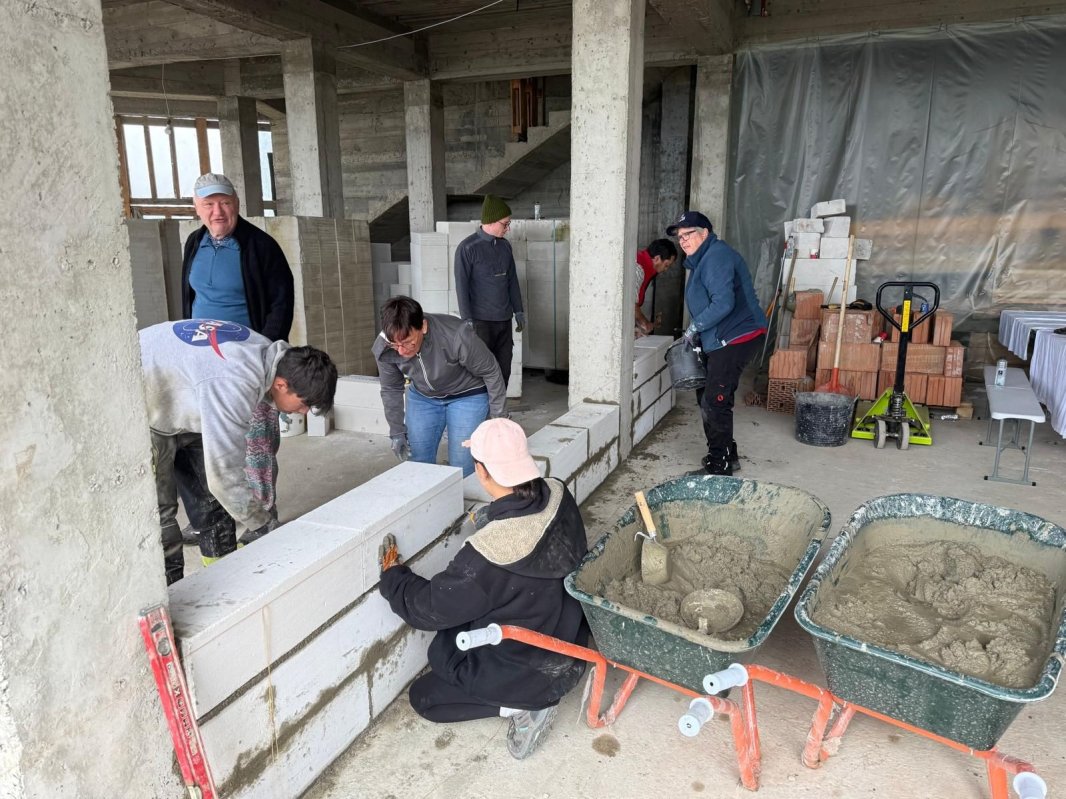 Voluntari români și germani într‑o tabără de lucru la Mănăstirea Piatra Fântânele 371505