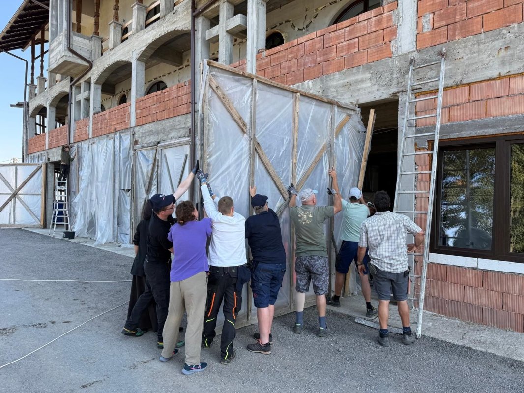 Voluntari români și germani într‑o tabără de lucru la Mănăstirea Piatra Fântânele 371506