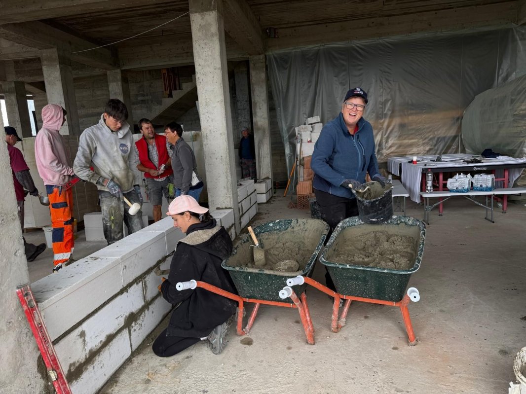 Voluntari români și germani într‑o tabără de lucru la Mănăstirea Piatra Fântânele 371507