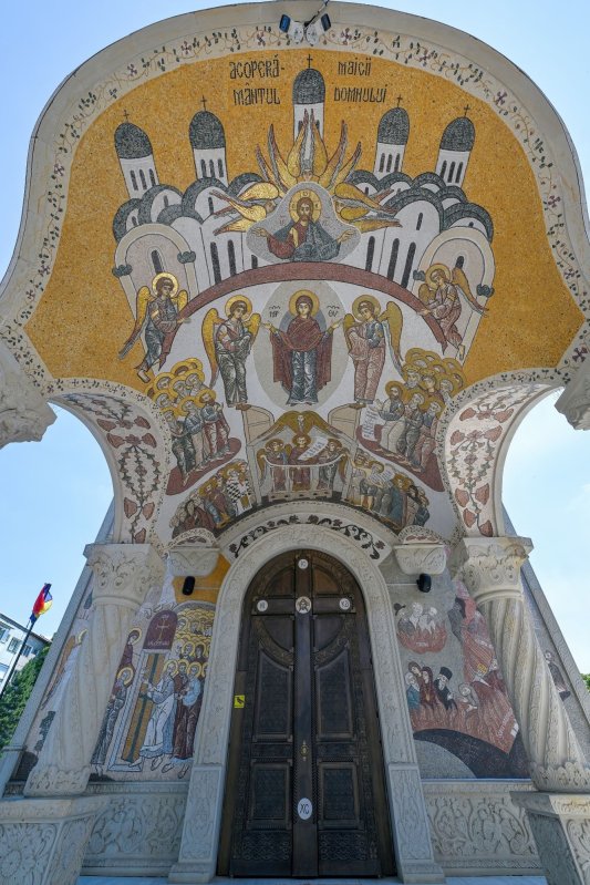 Sclipirile Luminii: Biserica „Sfânta Mahramă a Domnului şi Sfinţii Martiri Brâncoveni” - Iaşi 371564