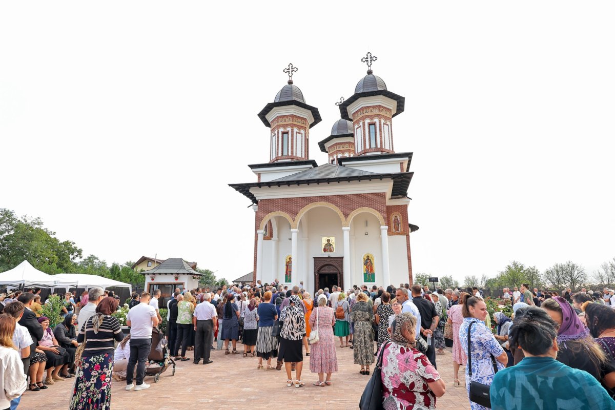Biserica parohiei buzoiene Focșănei a primit veșmântul sfințeniei 371697