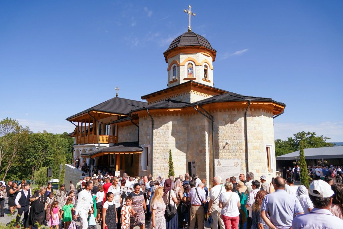 Biserica Schitului „Nașterea Maicii Domnului” din Câmpulung a fost sfințită 371797