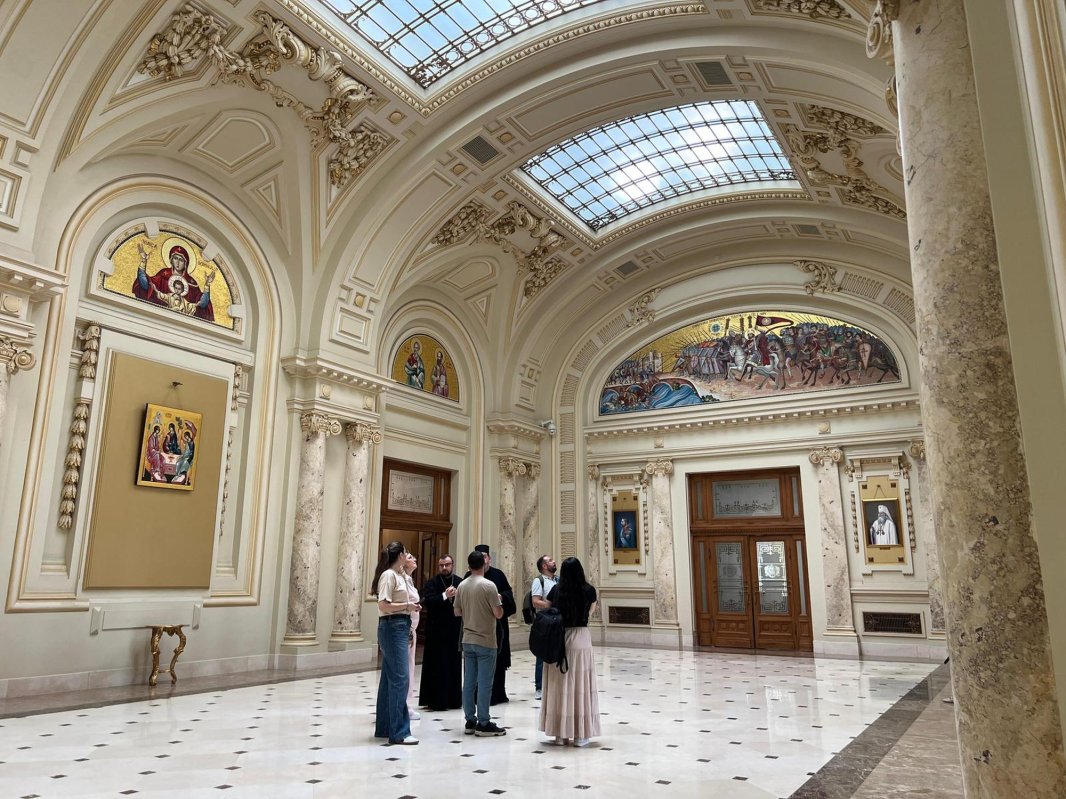 Tineri din Biserica Antiohiei în vizită la Palatul Patriarhiei 372042