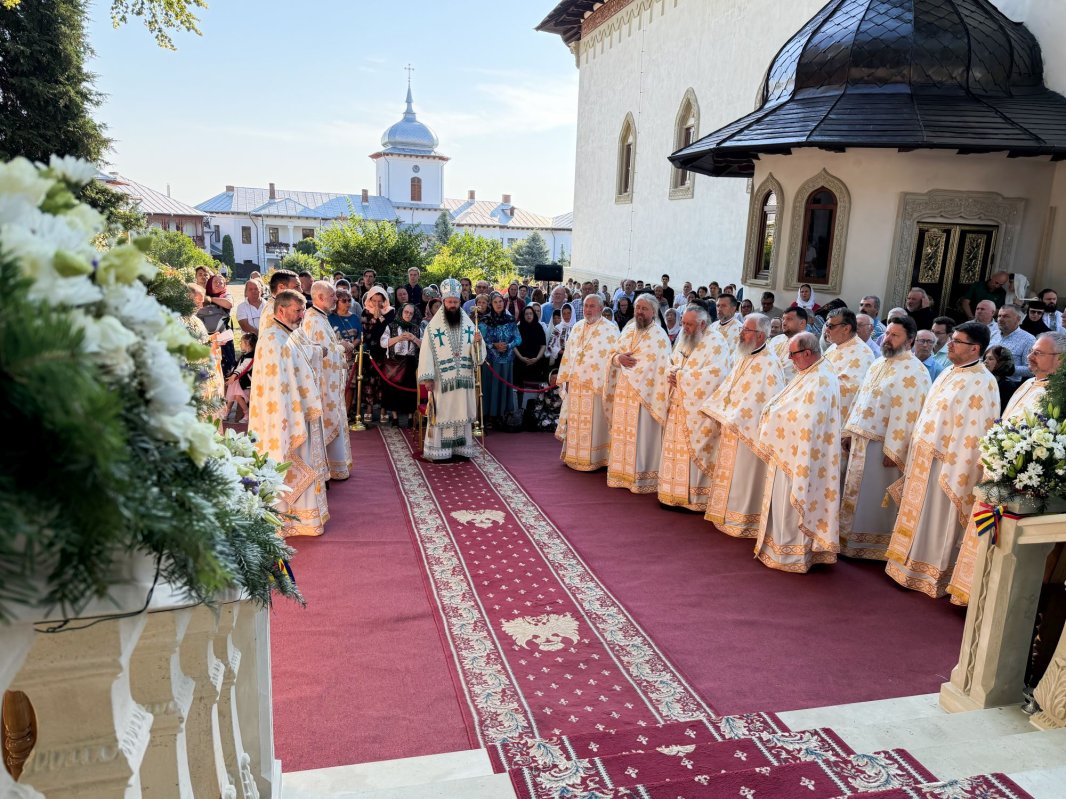 Sfinţii Văratecului, lumini pentru sufletul iubitor de Dumnezeu 371610