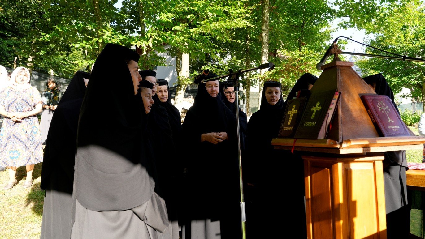 Liturghie arhierească la mănăstirea de la Cârțișoara 372239