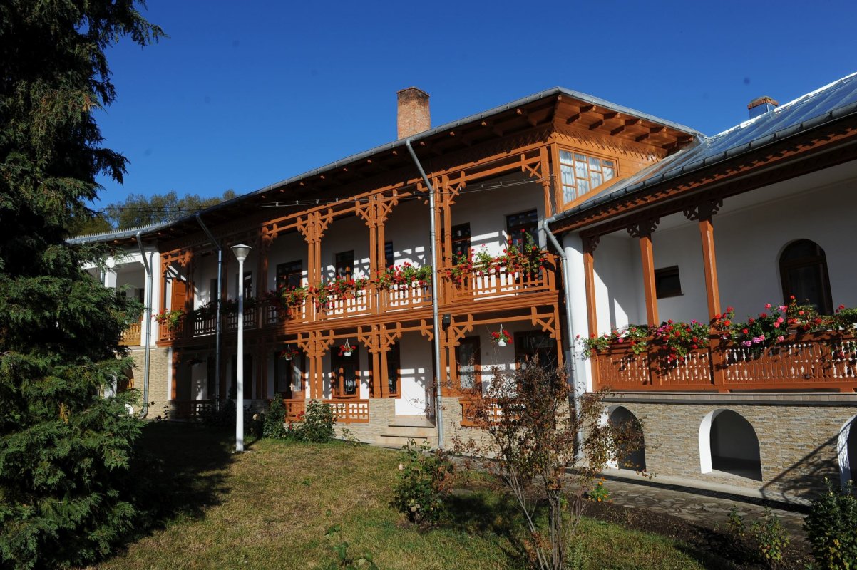 Cântecul amintirii și neuitării cărturarului în toposul sacru al Văratecului 372340