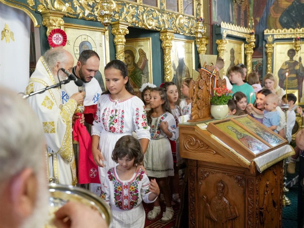 Noul an bisericesc, noi ctitorii și rechizite pentru elevi la Dunărea de Jos 372614
