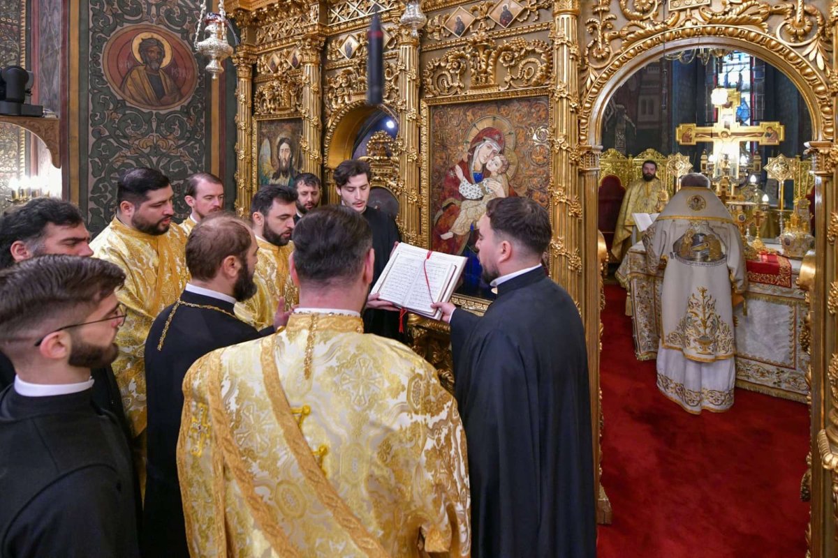 Dicționar teologic: axion, baldachin, bederniță 372824