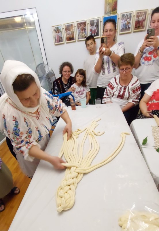 „Tradiție în fir de aluat” la Biserica „Buna Vestire”‑Belu din București 372856