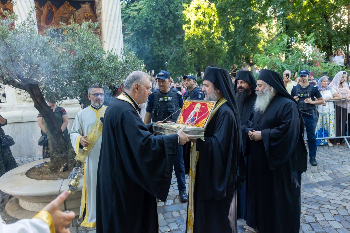 Patriarhul României a întâmpinat moaștele Sfintei şi Dreptei Ana 372989