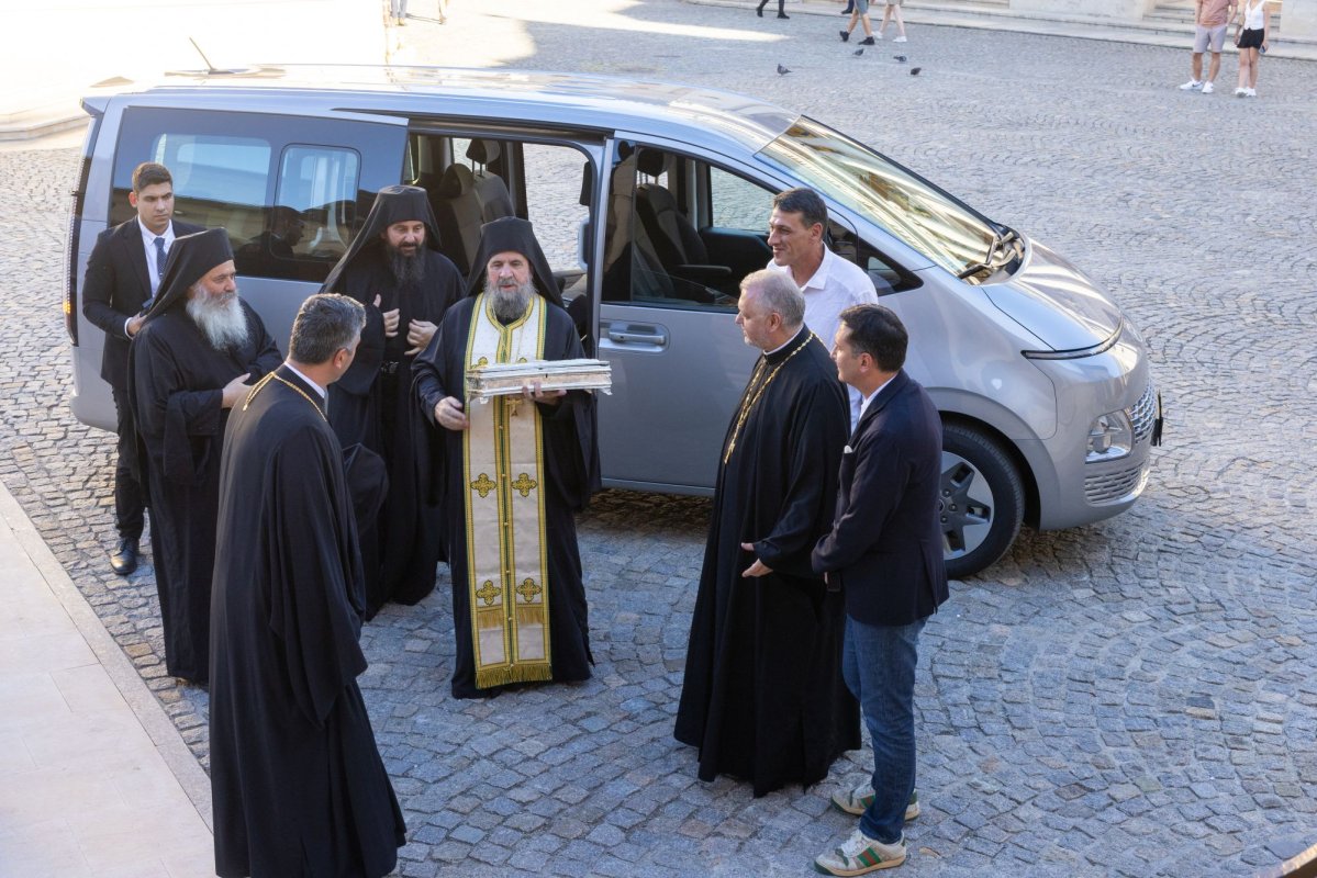 Patriarhul României a primit delegația Mănăstirii Cutlumuș, cu moaștele Sfintei Ana 372954