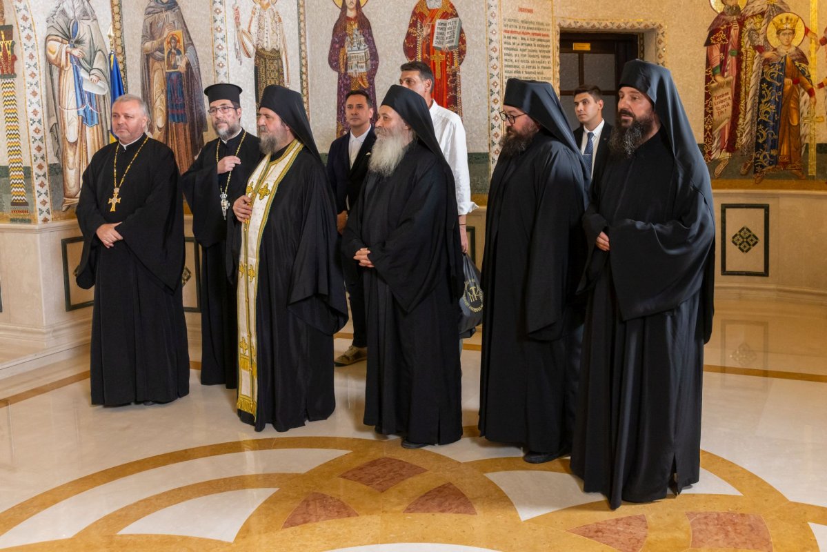 Patriarhul României a primit delegația Mănăstirii Cutlumuș, cu moaștele Sfintei Ana 372959