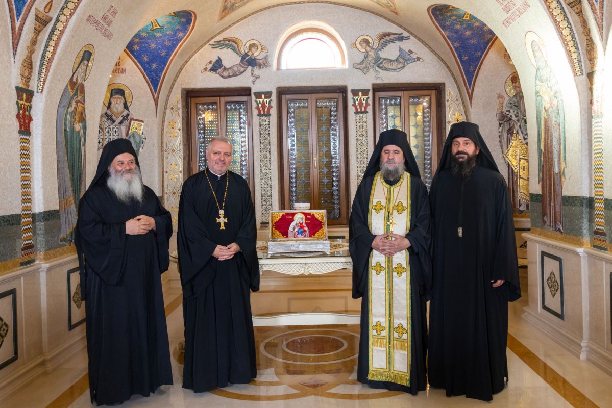 Patriarhul României a primit delegația Mănăstirii Cutlumuș, cu moaștele Sfintei Ana 372971