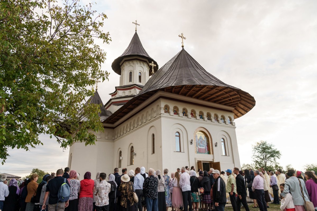 O biserică din comuna Prisăcani, județul Iași, a primit veșmânt de lumină 373020
