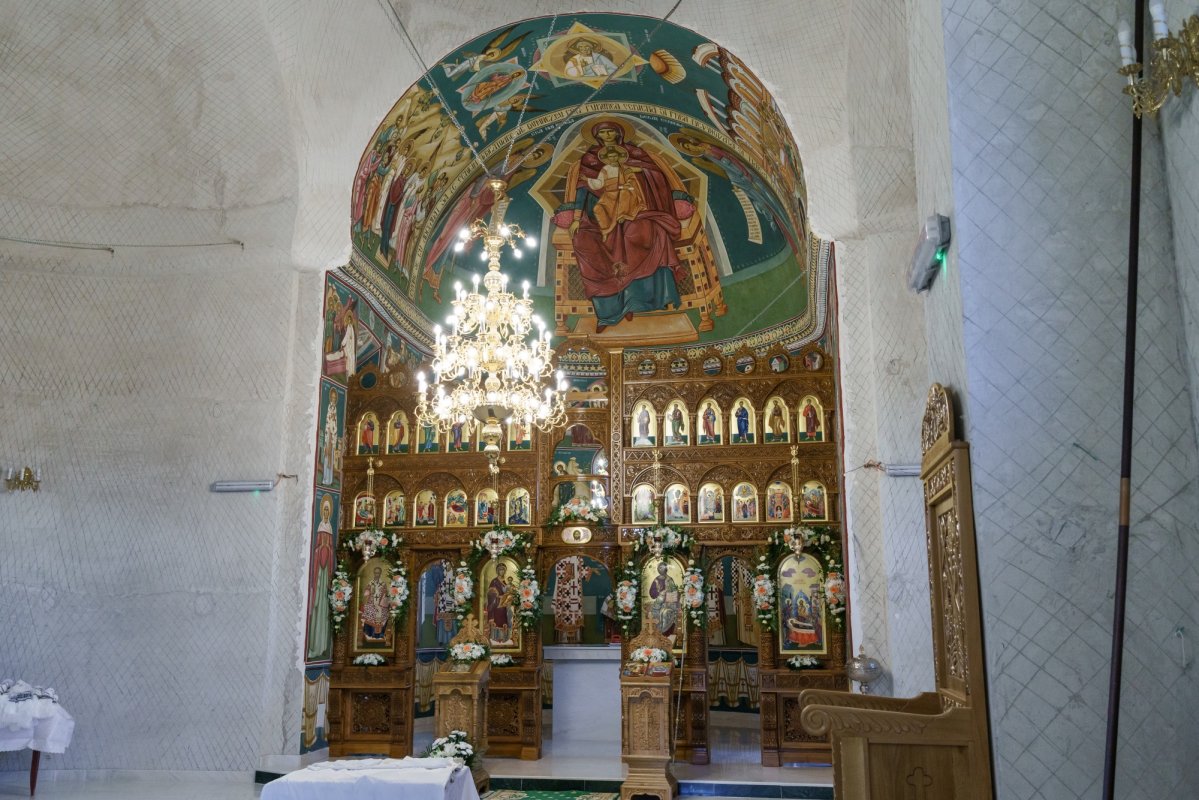O biserică din comuna Prisăcani, județul Iași, a primit veșmânt de lumină 373021