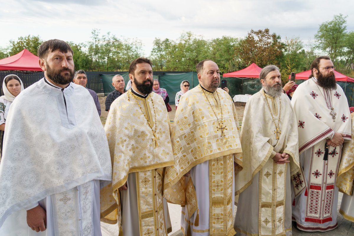 O biserică din comuna Prisăcani, județul Iași, a primit veșmânt de lumină 373023