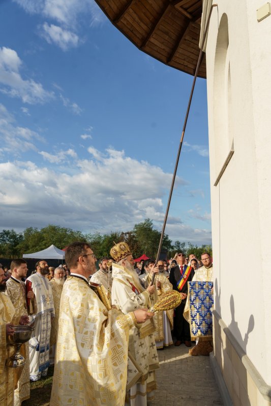 O biserică din comuna Prisăcani, județul Iași, a primit veșmânt de lumină 373024