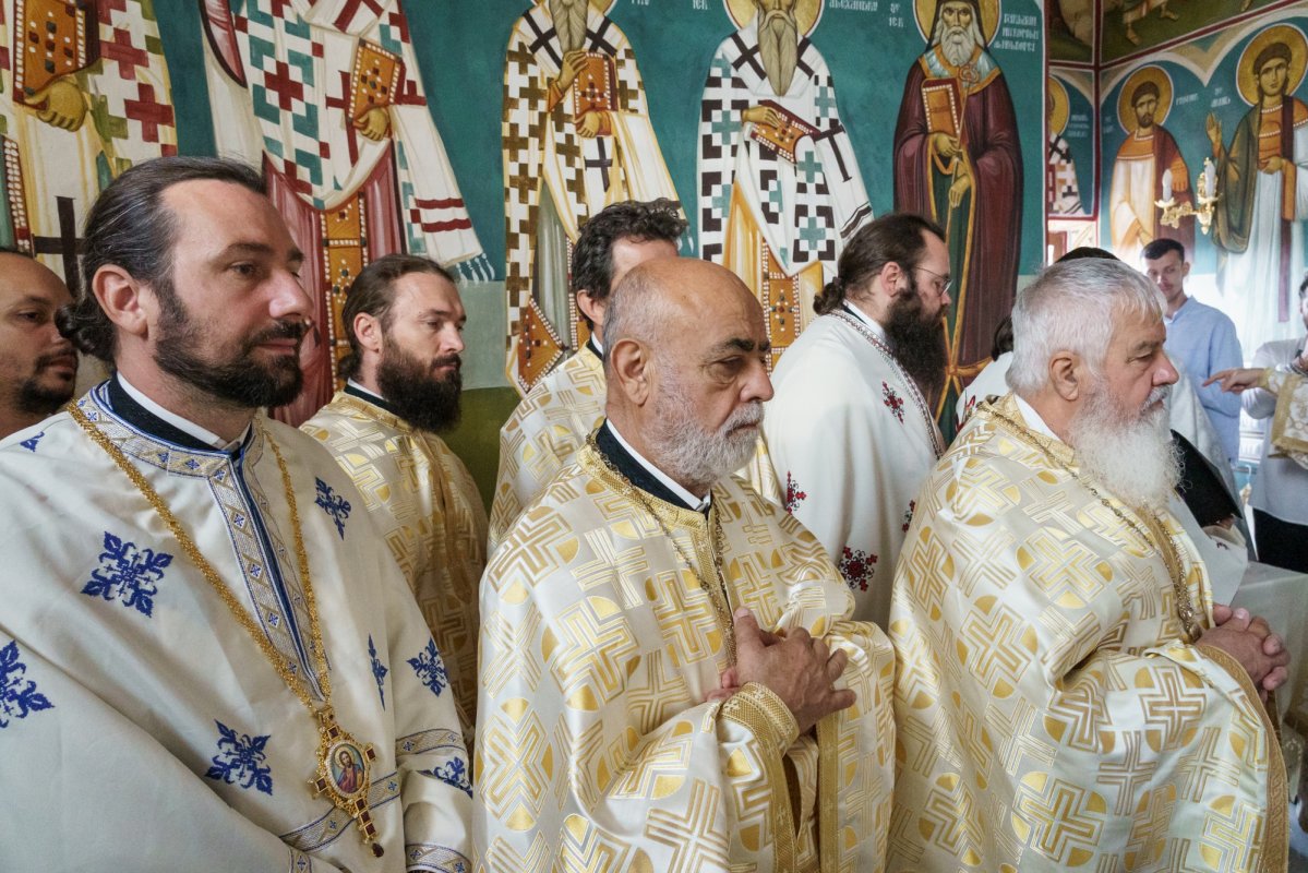 O biserică din comuna Prisăcani, județul Iași, a primit veșmânt de lumină 373025