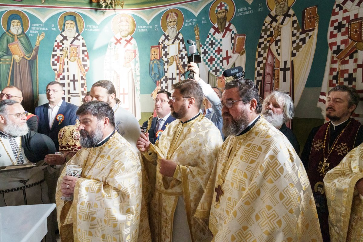 O biserică din comuna Prisăcani, județul Iași, a primit veșmânt de lumină 373027