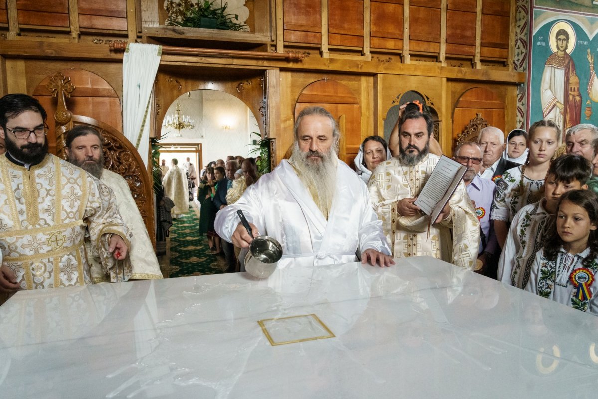 O biserică din comuna Prisăcani, județul Iași, a primit veșmânt de lumină 373028