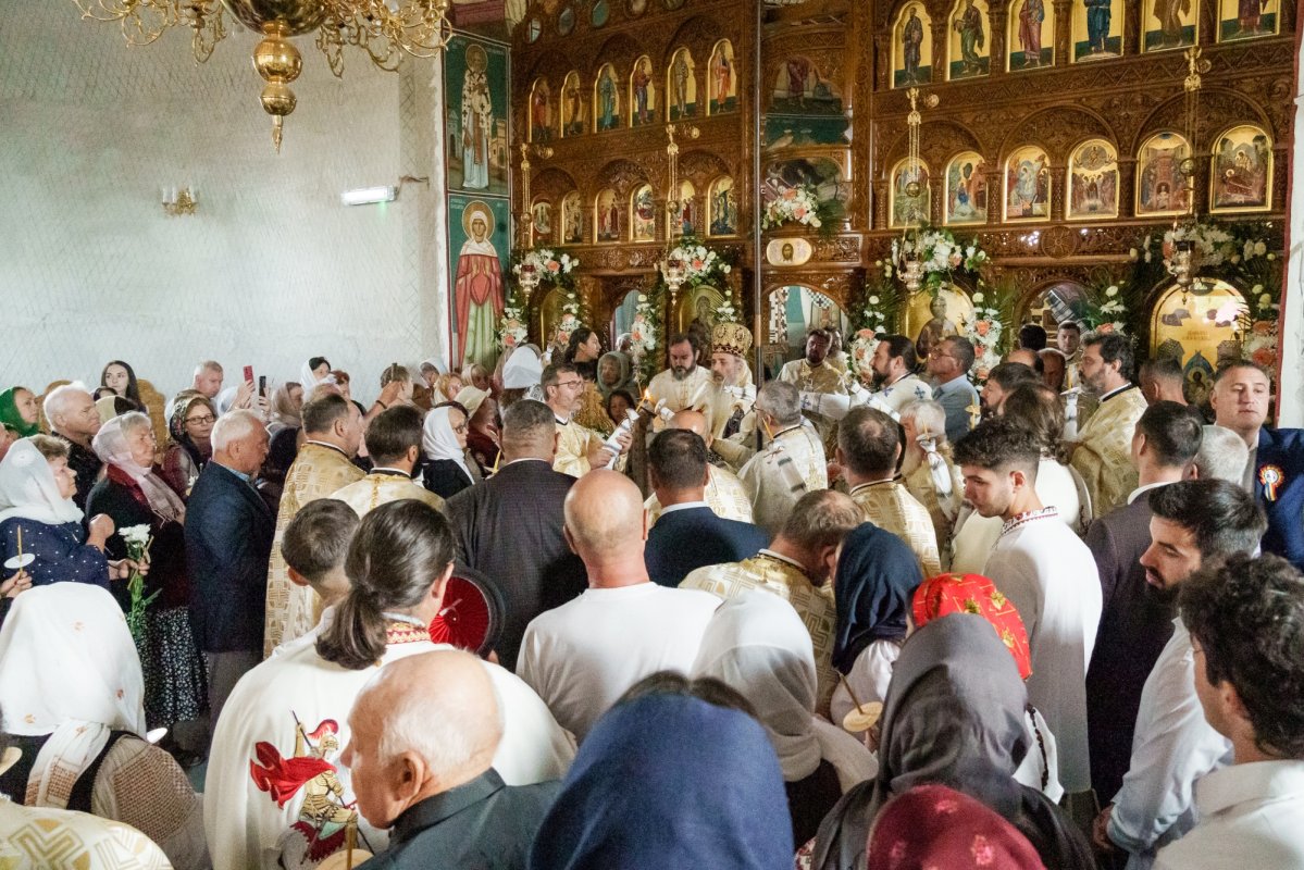 O biserică din comuna Prisăcani, județul Iași, a primit veșmânt de lumină 373032