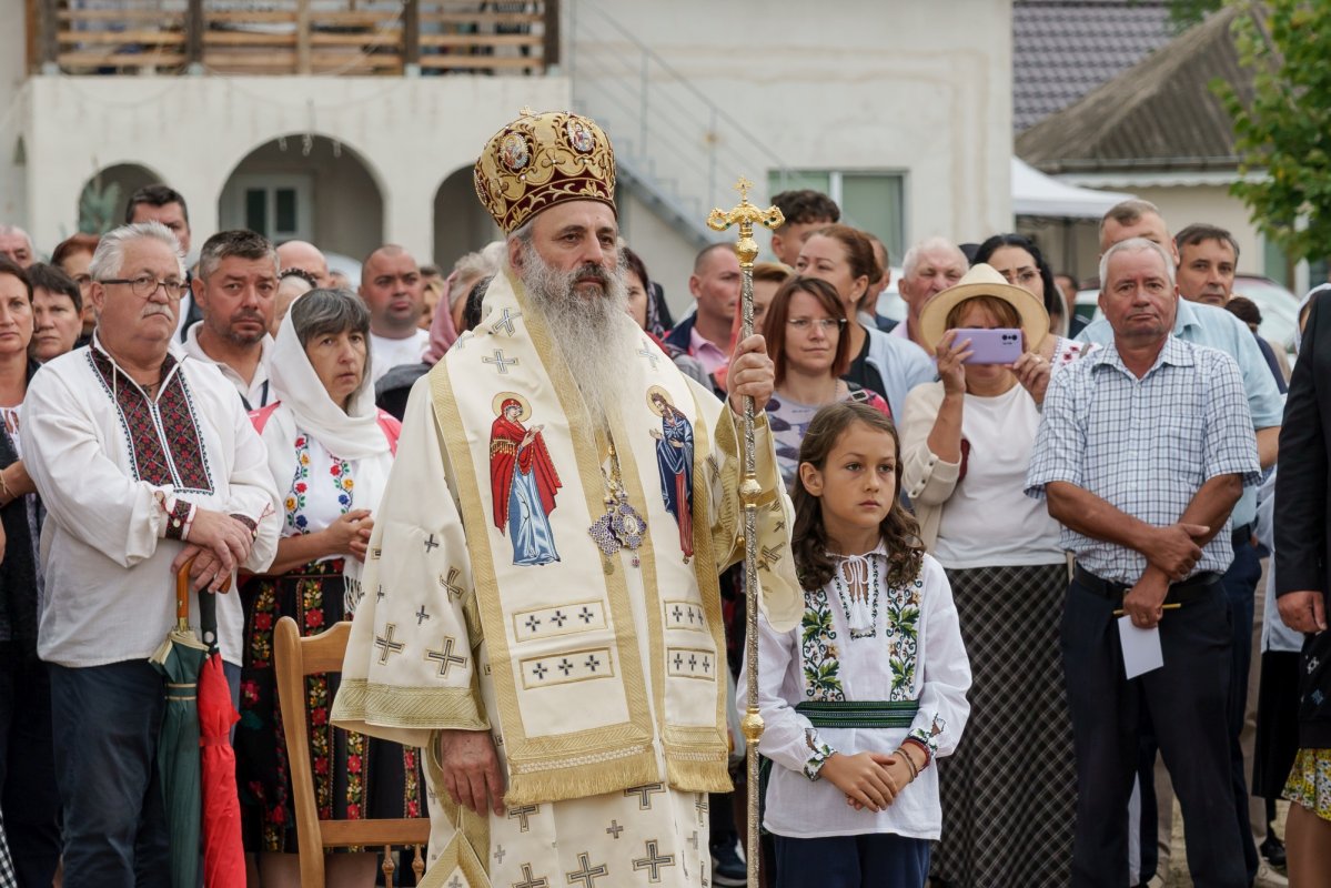 O biserică din comuna Prisăcani, județul Iași, a primit veșmânt de lumină 373034