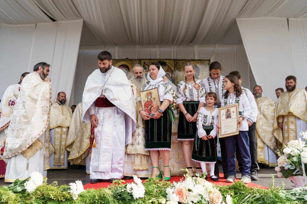 O biserică din comuna Prisăcani, județul Iași, a primit veșmânt de lumină 373036