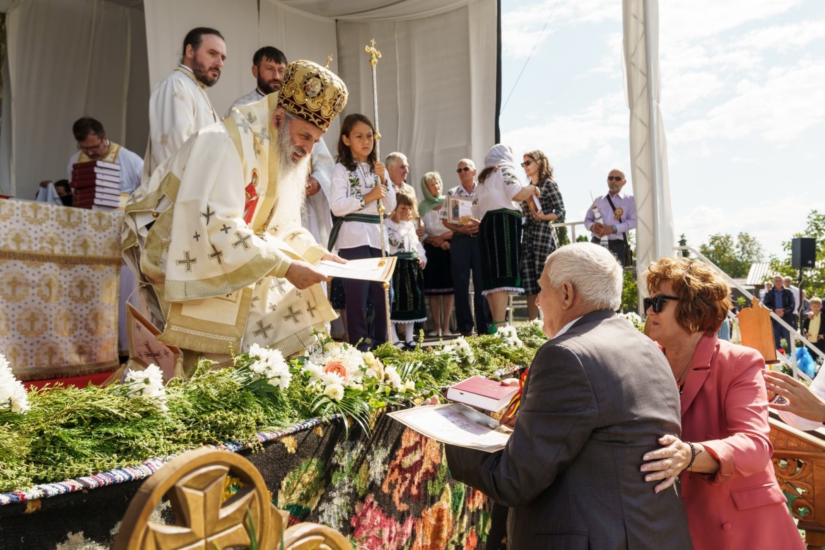 O biserică din comuna Prisăcani, județul Iași, a primit veșmânt de lumină 373037