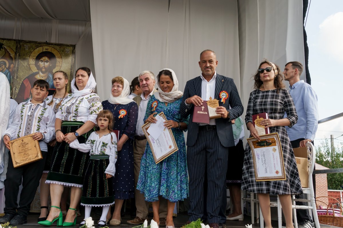 O biserică din comuna Prisăcani, județul Iași, a primit veșmânt de lumină 373038