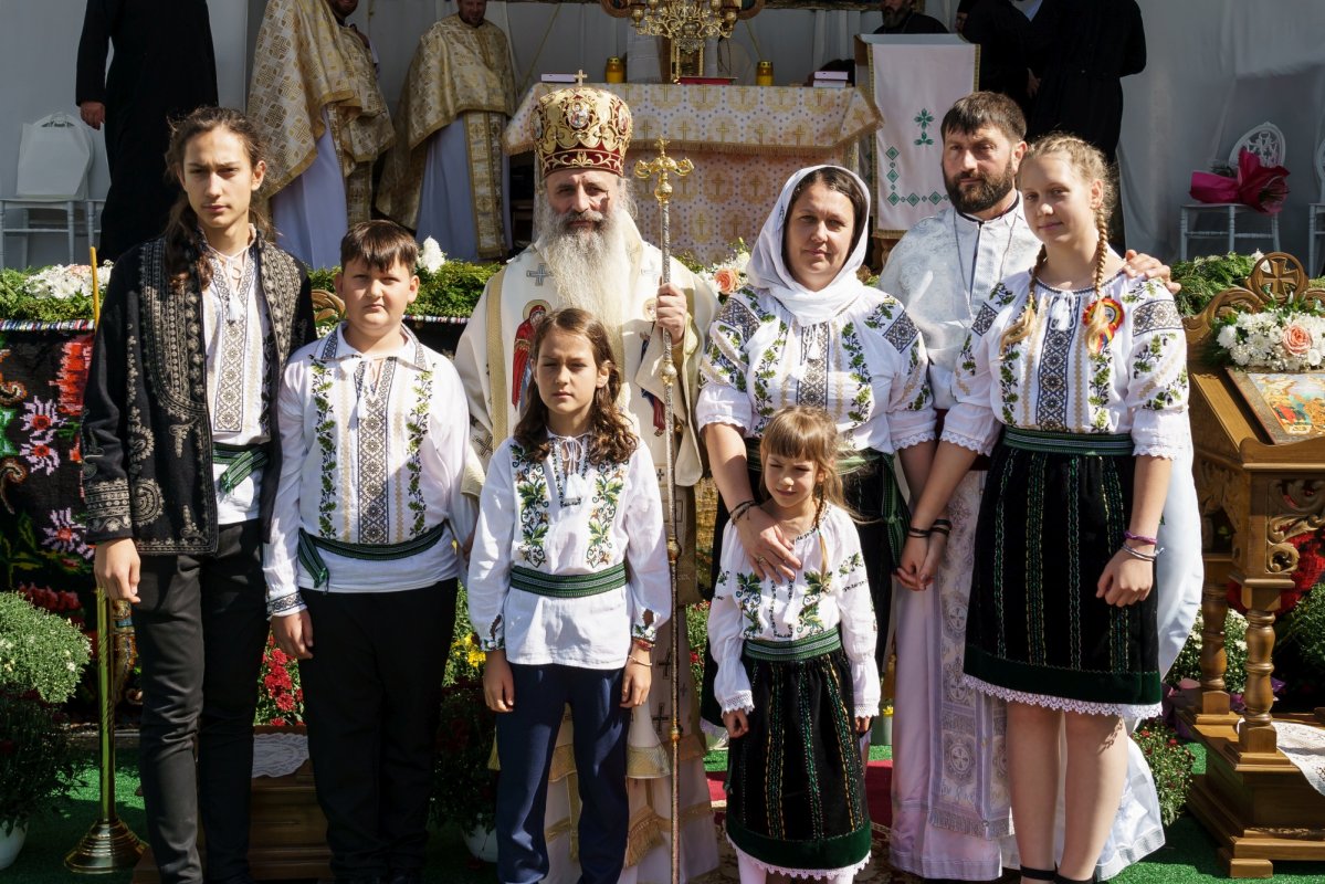 O biserică din comuna Prisăcani, județul Iași, a primit veșmânt de lumină 373040