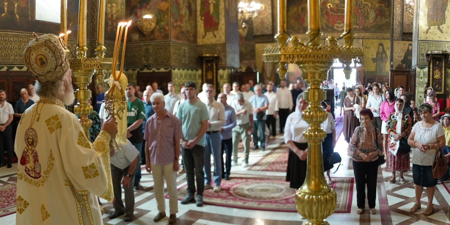 Slujire arhierească la Catedrala Arhiepiscopală din Galați 373142