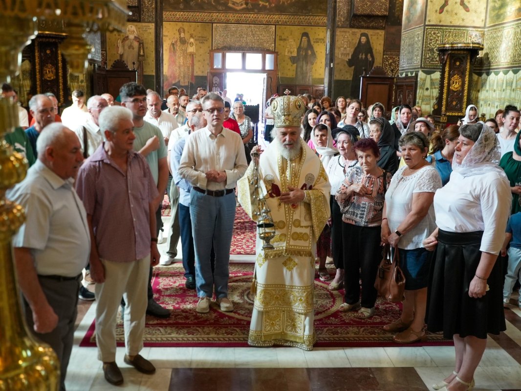 Slujire arhierească la Catedrala Arhiepiscopală din Galați 373143