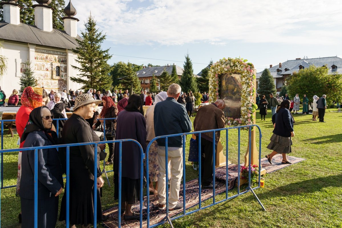 Rugăciuni către Maica Domnului la Mănăstirea Vorona 373206