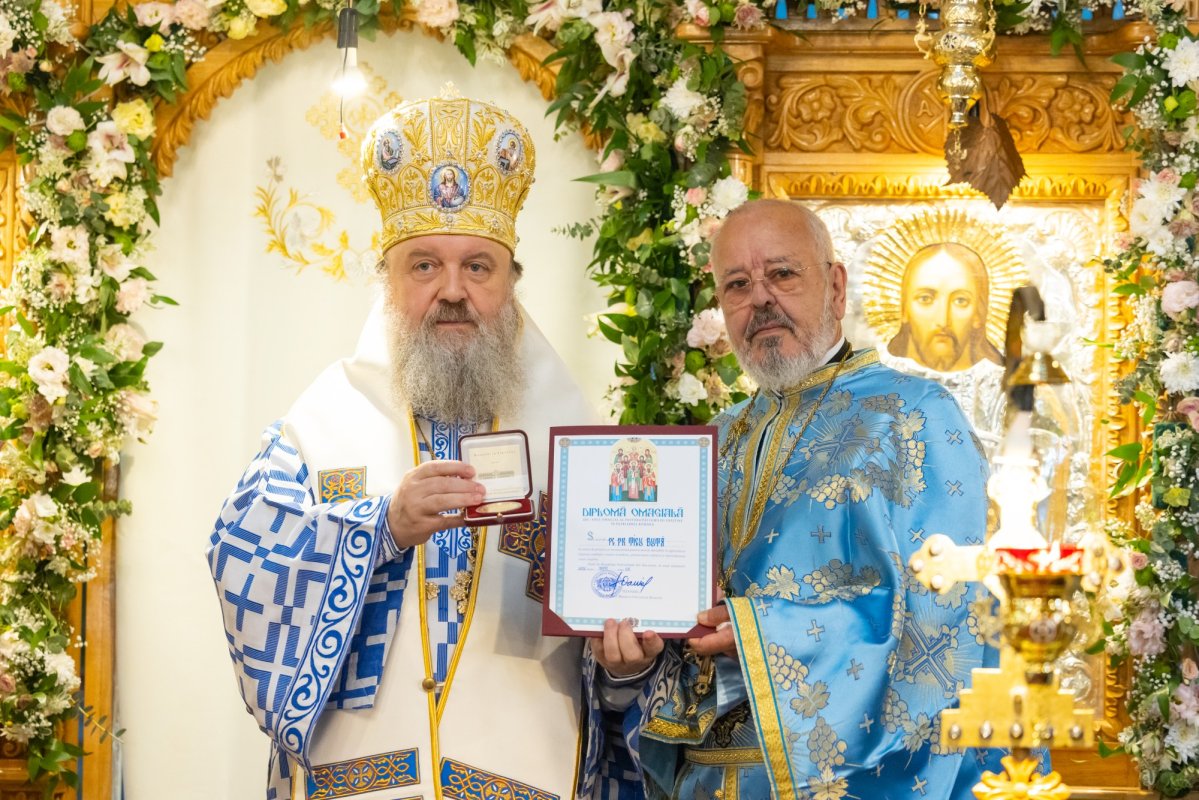 Zi de bucurie pentru credincioșii Parohiei Mărțișor din București 373305