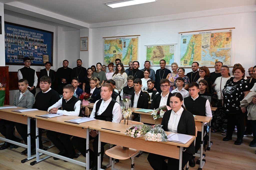 Elevii Seminarului Teologic din Caransebeș au revenit la școală 373383