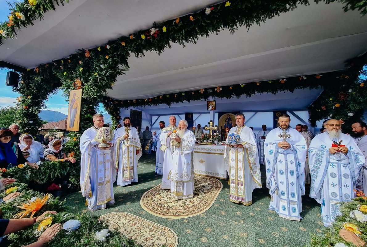 Sărbătoare la Mănăstirea Piatra Fântânele 373359