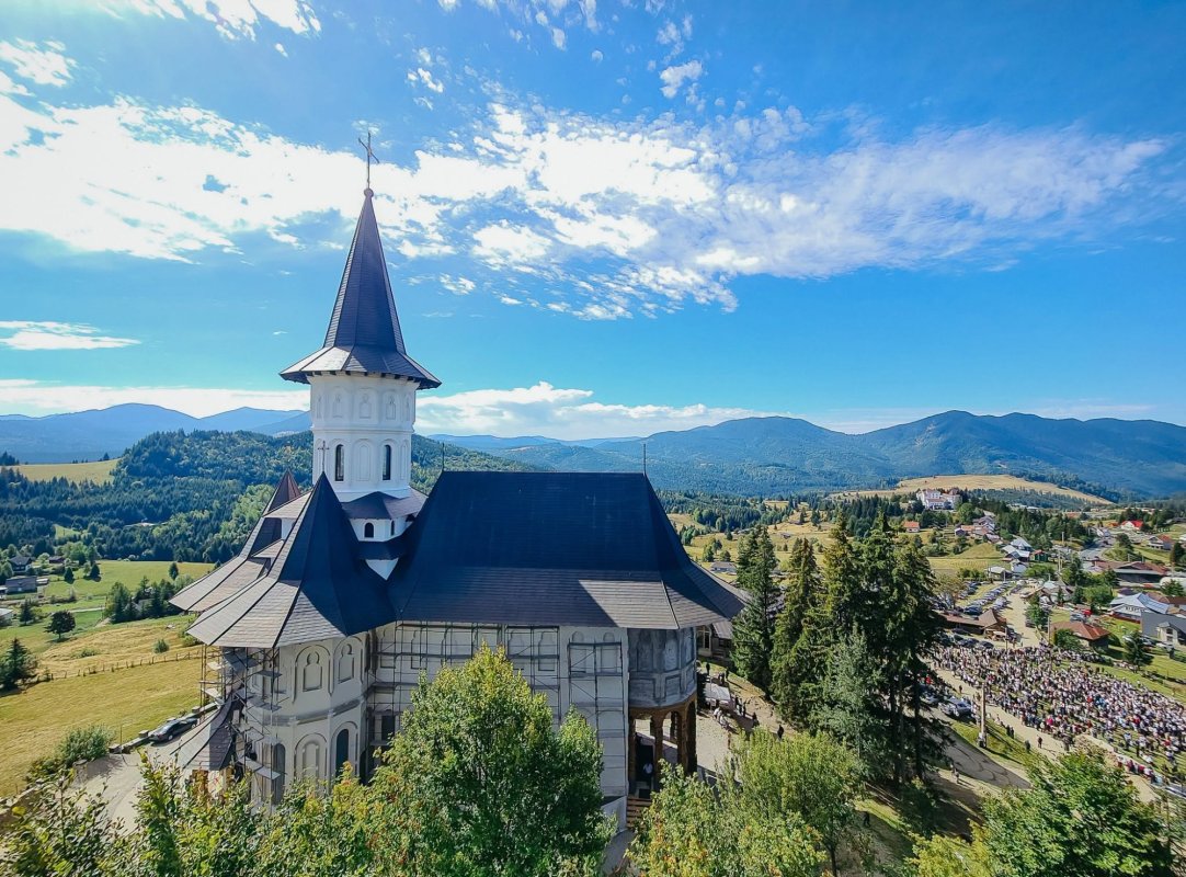 Sărbătoare la Mănăstirea Piatra Fântânele 373360