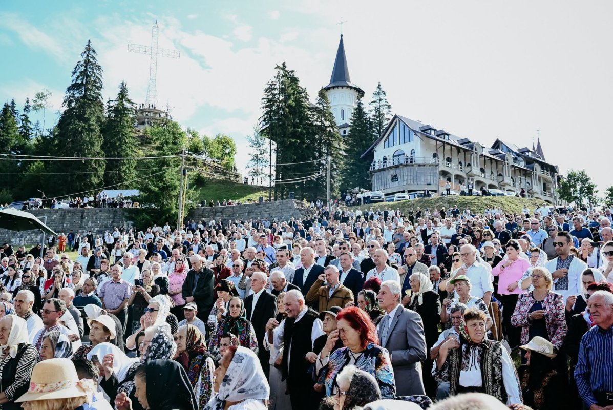 Sărbătoare la Mănăstirea Piatra Fântânele 373363