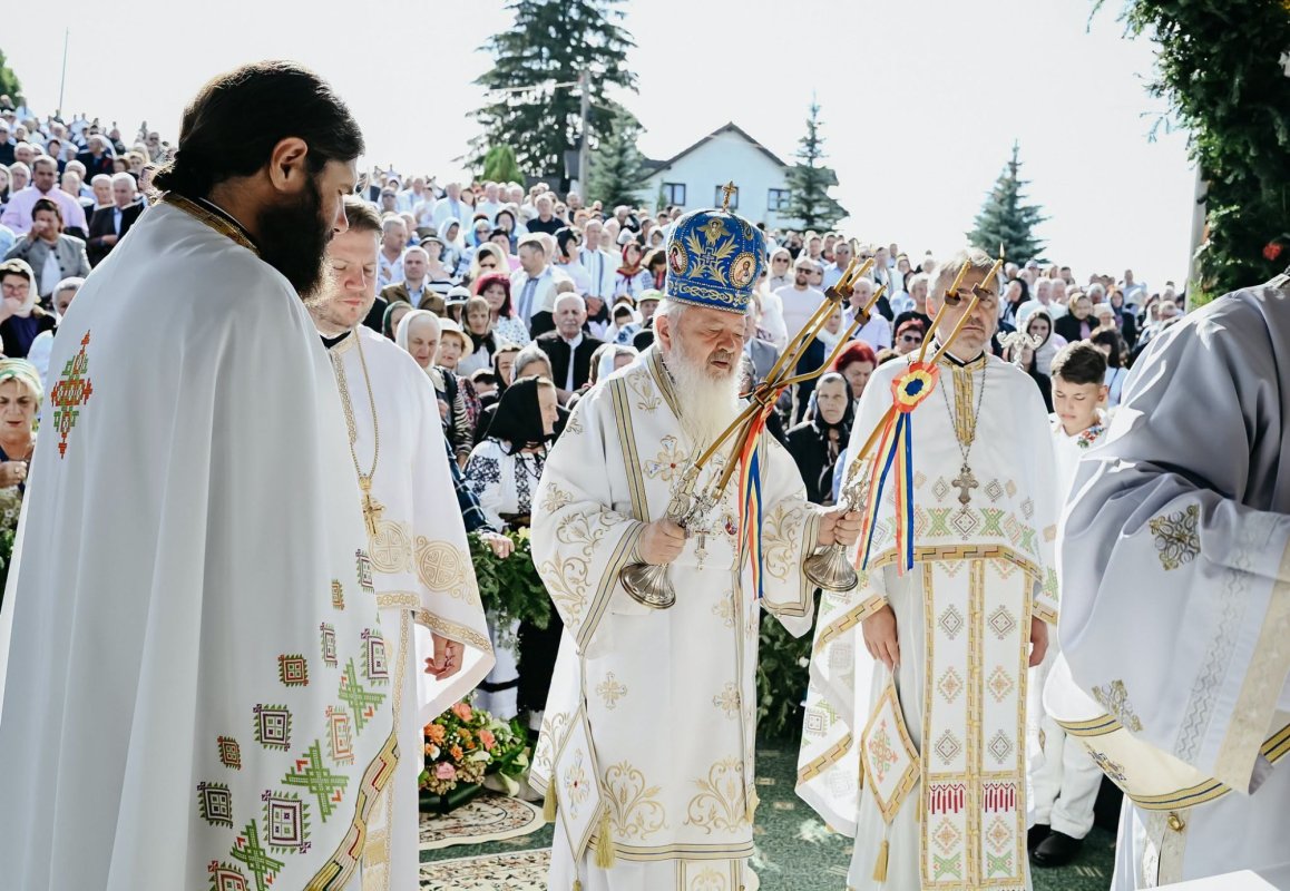 Sărbătoare la Mănăstirea Piatra Fântânele 373364