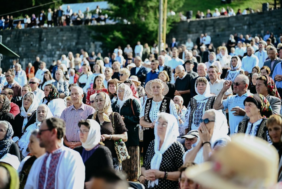 Sărbătoare la Mănăstirea Piatra Fântânele 373365