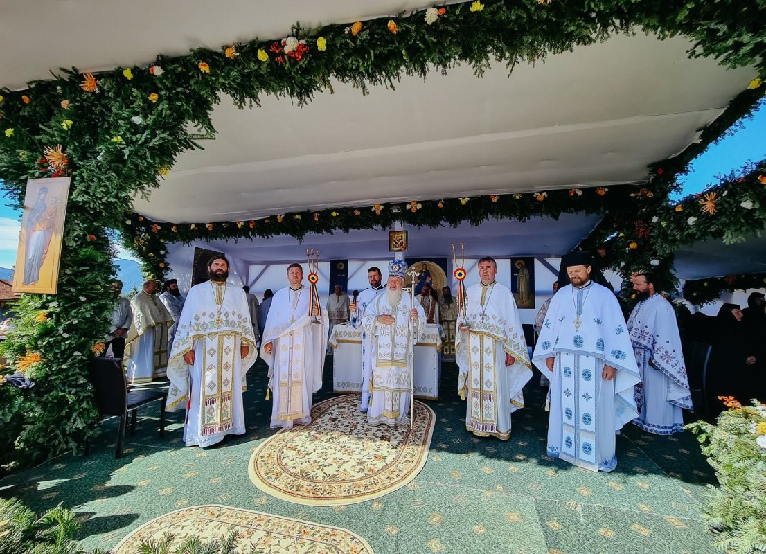 Sărbătoare la Mănăstirea Piatra Fântânele 373366