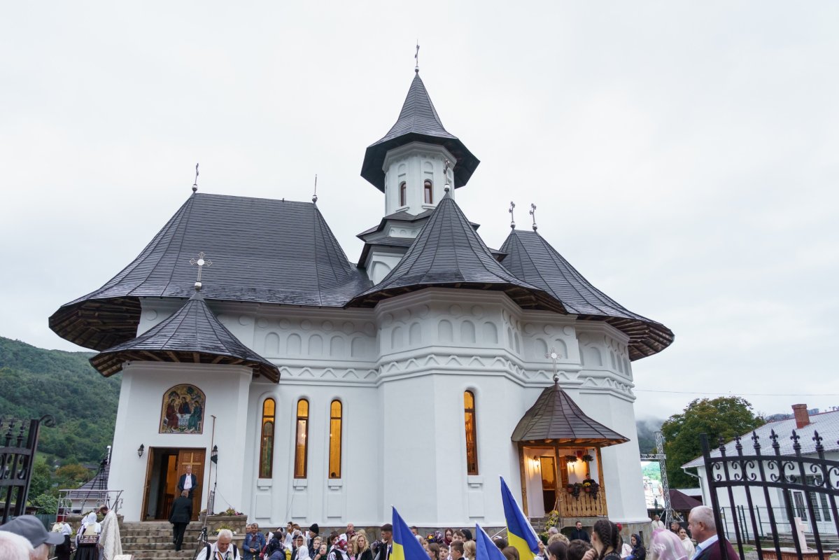 Biserica „Sfânta Treime” din Straja, Tarcău, a fost sfințită 373808