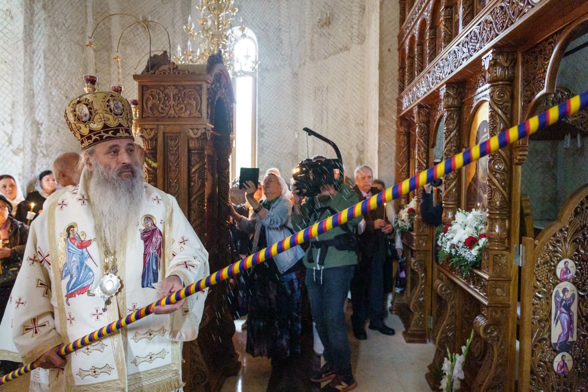 Biserica „Sfânta Treime” din Straja, Tarcău, a fost sfințită 373812